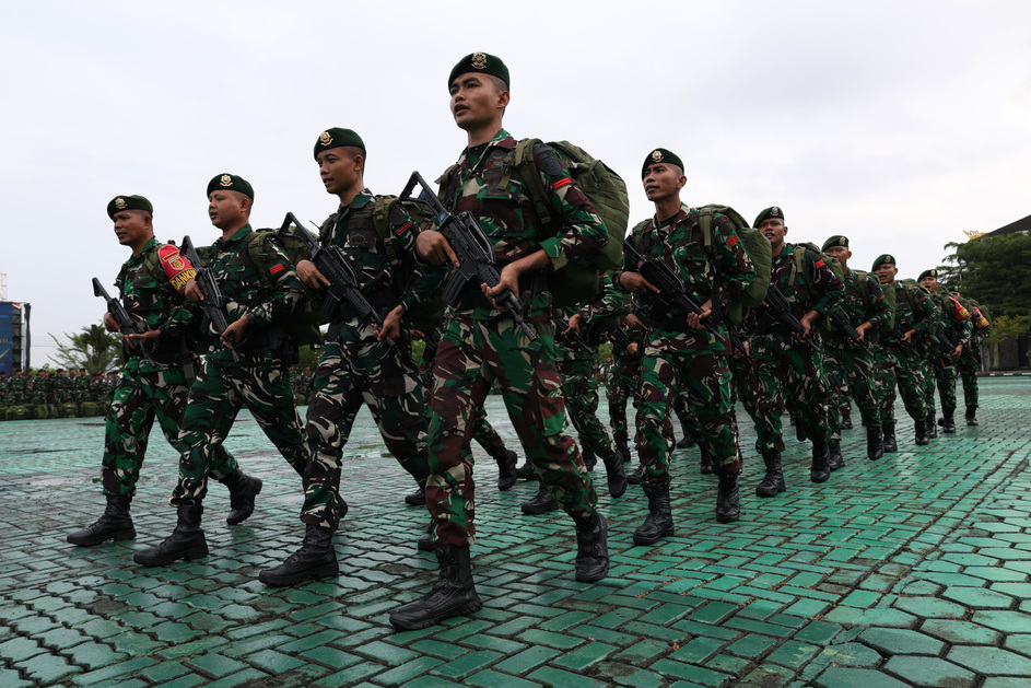 Sejumlah personel Yonarhanud 1/PBC/1 Kostrad berbaris usai mengikuti upacara pelepasan Satgas Pamtas RI-Malaysia di Kodam XII/Tanjungpura, Sungai Raya, Kabupaten Kubu Raya, Kalimantan Barat, Senin (6/7/2026).