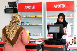 Pengurus melayani warga yang berbelanja produk sembako saat ujicoba operasional di Koperasi Desa Merah Putih (KDMP) Desa Pasirharjo Kecamatan Talun, Blitar, Jawa Timur, Selasa (2/6/2026).