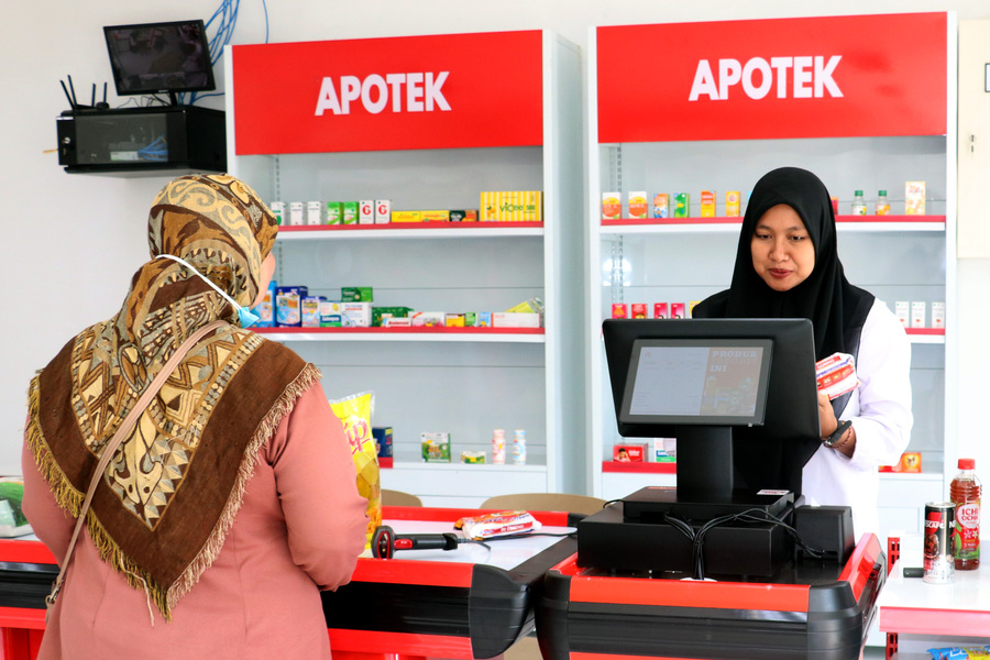Pengurus melayani warga yang berbelanja produk sembako saat ujicoba operasional di Koperasi Desa Merah Putih (KDMP) Desa Pasirharjo Kecamatan Talun, Blitar, Jawa Timur, Selasa (2/6/2026).