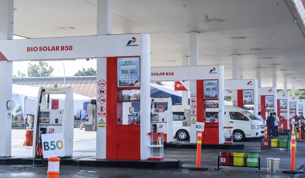 Pengemudi mengisi bahan bakar Biosolar B50 di Rest Area KM 57 Tol Jakarta–Cikampek, Karawang, Jawa Barat, Kamis (9/7/2026)