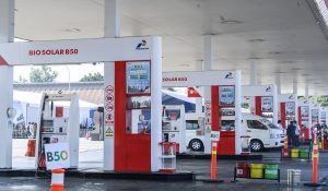 Pengemudi mengisi bahan bakar Biosolar B50 di Rest Area KM 57 Tol Jakarta–Cikampek, Karawang, Jawa Barat, Kamis (9/7/2026)