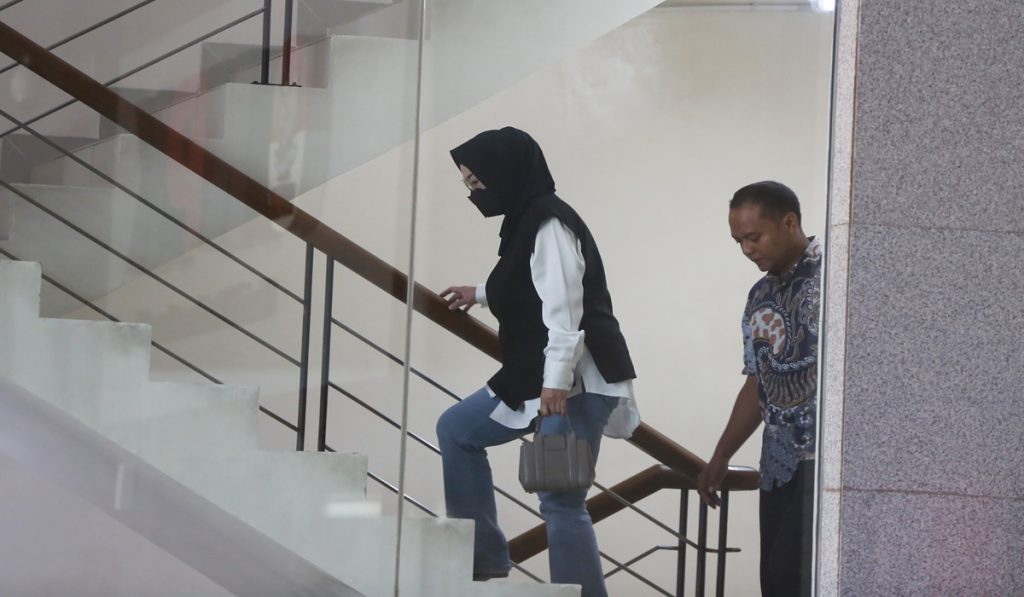 Bupati Sukoharjo Etik Suryani (kiri) dikawal petugas saat tiba untuk menjalani pemeriksaan di Gedung Merah Putih KPK, Jakarta, Jumat (10/7/2026).