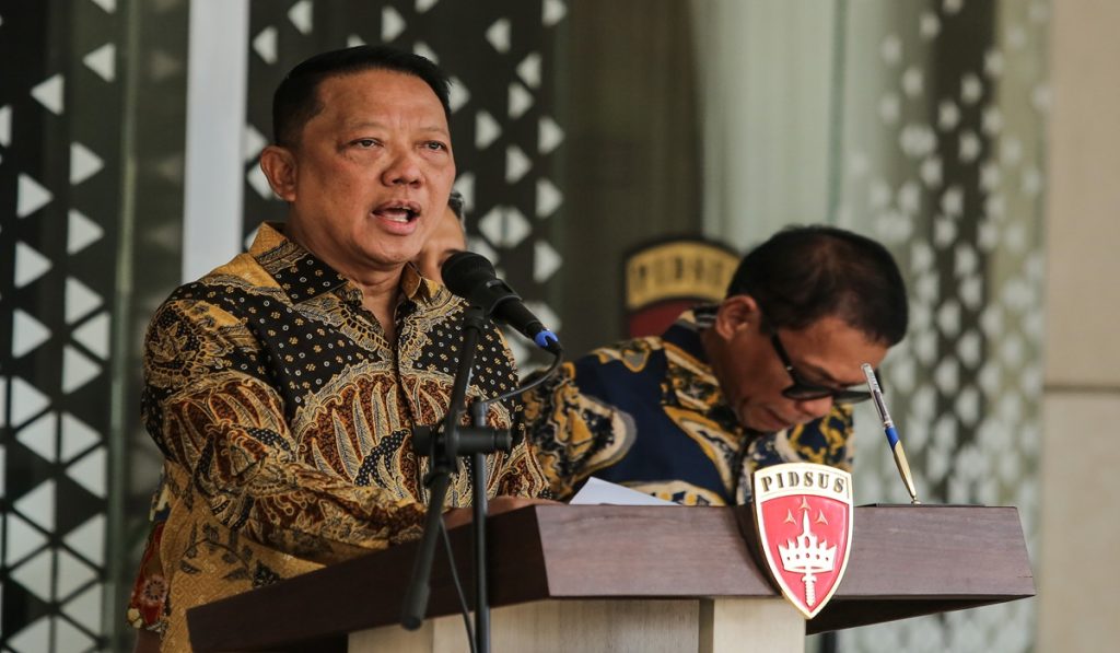Jaksa Agung Muda Tindak Pidana Khusus (Jampidsus) Kejaksaan Agung Febrie Adriansyah (kiri) menyampaikan keterangan saat konferensi pers di Kejaksaan Agung, Jakarta, Jumat (10/7/2026).