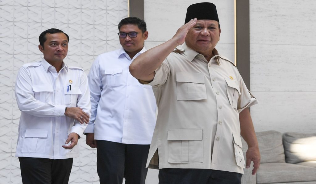Presiden Prabowo Subianto (kanan) memberi hormat di dampingi Menteri Sekertaris Negara Prasetyo Hadi (kiri) dan Wakil Menteri Pertanian Sudaryono (kedua kiri) usai memberikan keterangan pers di Pangkalan TNI AU Halim Perdanakusama, Jakarta, Jumat (28/2/2025).