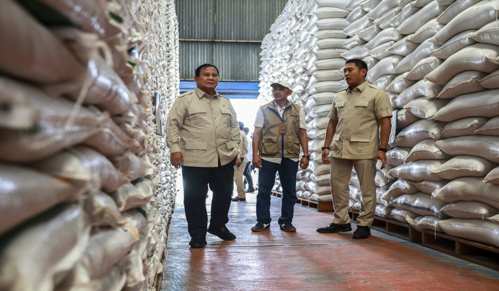Presiden Prabowo Subianto (kiri) didampingi Wakil Menteri Pertania Sudaryono (kanan) dan Kepala Gudang Bulog Danurejo Adi Nugrahanto (tengah) melakukan inspeksi mendadak (sidak) ke Kompleks Gudang Bulog Danurejo di Kabupaten Magelang, Jawa Tengah, Sabtu (18/4/2026).