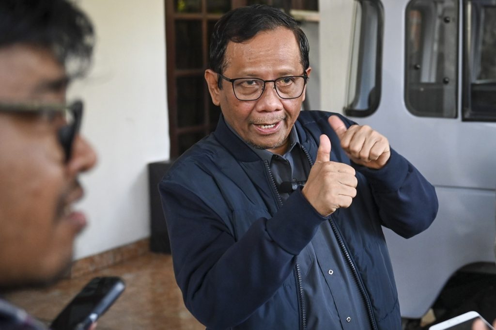 Mantan Ketua Mahkamah Konstitusi (MK) Mahfud MD memberikan pemaparan kepada wartawan di MMD Initiative, Jakarta, Selasa (20/8/2024).