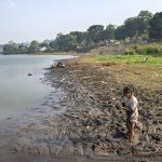 Sejumlah bermain di Situ Ciburuy yang debit airnya menyusut di Padalarang, Kabupaten Bandung Barat, Jawa Barat, Rabu (22/7/2026).