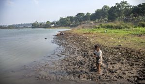 Sejumlah bermain di Situ Ciburuy yang debit airnya menyusut di Padalarang, Kabupaten Bandung Barat, Jawa Barat, Rabu (22/7/2026).