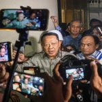Mantan Jaksa Agung Muda Bidang Tindak Pidana Khusus Febrie Adriansyah (tengah) menjawab pertanyaan wartawan seusai menjalani pemeriksaan di Kejaksaan Agung, Jakarta, Jumat (24/7/2026).