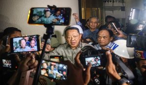 Mantan Jaksa Agung Muda Bidang Tindak Pidana Khusus Febrie Adriansyah (tengah) menjawab pertanyaan wartawan seusai menjalani pemeriksaan di Kejaksaan Agung, Jakarta, Jumat (24/7/2026).
