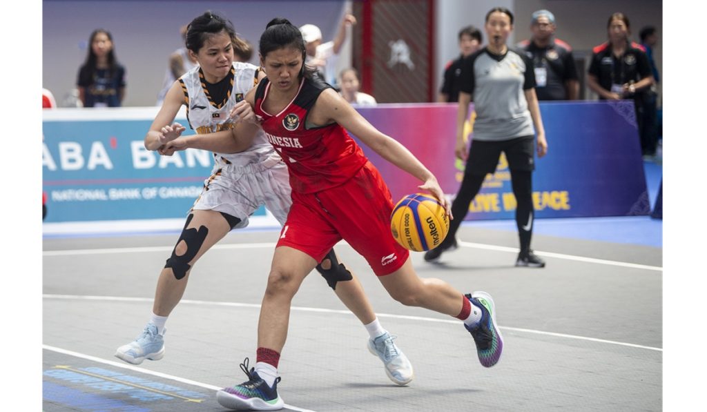 Pebasket putri Indonesia Dyah Lestari (kanan) melakukan Dribble dibayangi pebasket putri Malaysia Pei Jie Tan (kiri) saat pertandingan penyisihan group B Bola Basket 3x3 putri SEA Games 2023 di Morodok Techno Elephant Hall, Kamboja,
