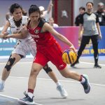 Pebasket putri Indonesia Dyah Lestari (kanan) melakukan Dribble dibayangi pebasket putri Malaysia Pei Jie Tan (kiri) saat pertandingan penyisihan group B Bola Basket 3x3 putri SEA Games 2023 di Morodok Techno Elephant Hall, Kamboja,