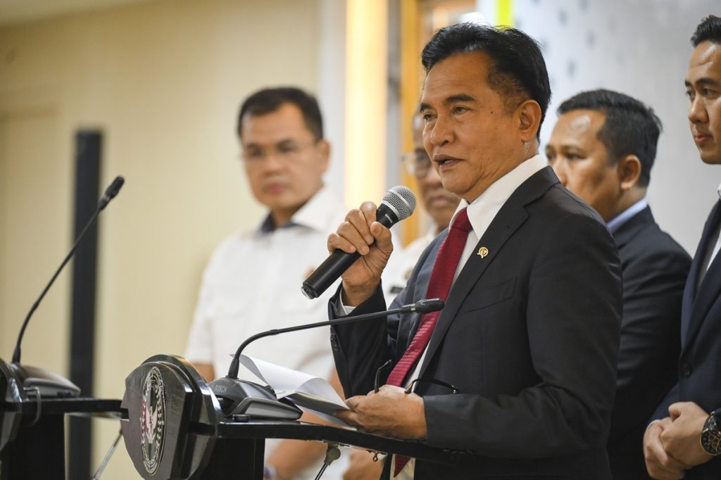 Menteri Koordinator Bidang Hukum, HAM, Imigrasi, dan Pemasyarakatan Yusril Ihza Mahendra memberikan keterang pers usai penandatangan kesepakatan pemulangan dua narapidana warga negara Inggris di Jakarta, Selasa (21/10/2025).