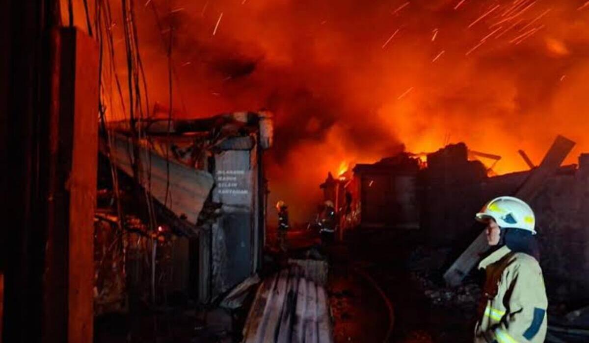 Kebakaran Pabrik Bingkai di Duren Sawit Jaktim, Pemadaman Terkendala Minimnya Sumber Air