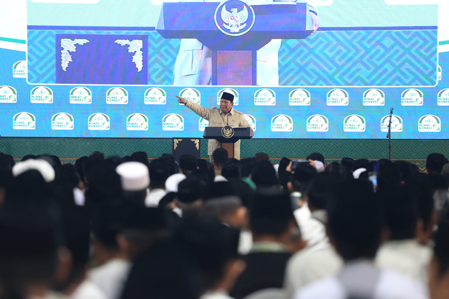 Presiden Prabowo Subianto berpidato saat menghadiri penutupan Musyawarah Nasional Alim Ulama dan Konferensi Besar Nahdlatul Ulama (NU) di IAI Syachona Mohammad Cholil, Bangkalan, Jawa Timur, Selasa (23/6/2026).
