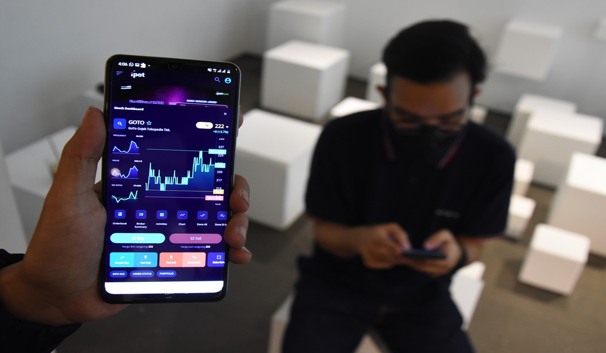 PT GoTo Gojek Tokopedia Tbk (GOTO) memutuskan untuk melakukan perampingan karyawan sejumlah 1.300 orang atau sekitar 12 persen dari total karyawan tetap Grup GoTo sebagai dampak menghadapi tantangan makro ekonomi global