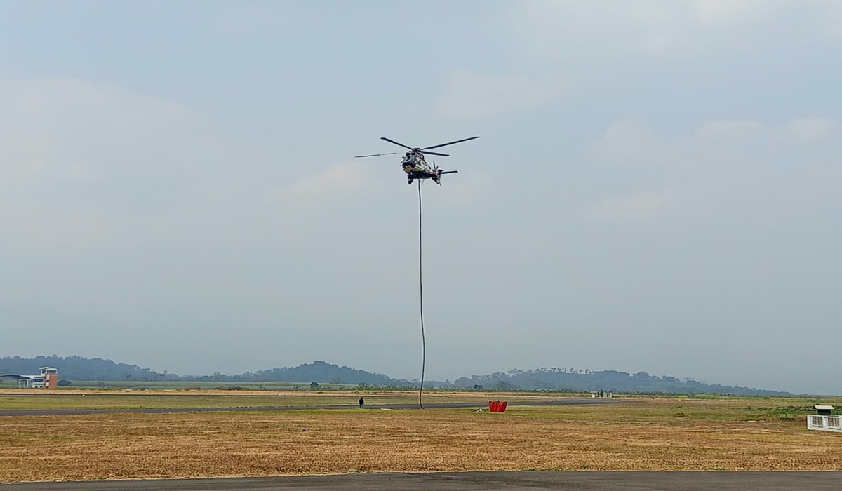 Operasi Water Bombing Karhutla Bromo Dihentikan Akibat Cuaca