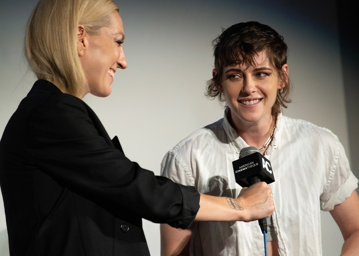 Kristen Stewart Ungkap Pengalaman Dibimbing Istri Sendiri di Film “The Wrong Girls”