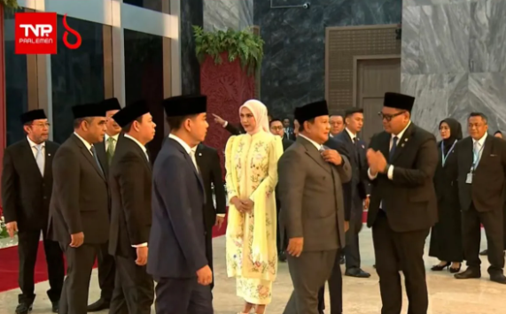 Prabowo Tiba di Gedung Parlemen Mengenakan Jas dan Kopiah Hitam