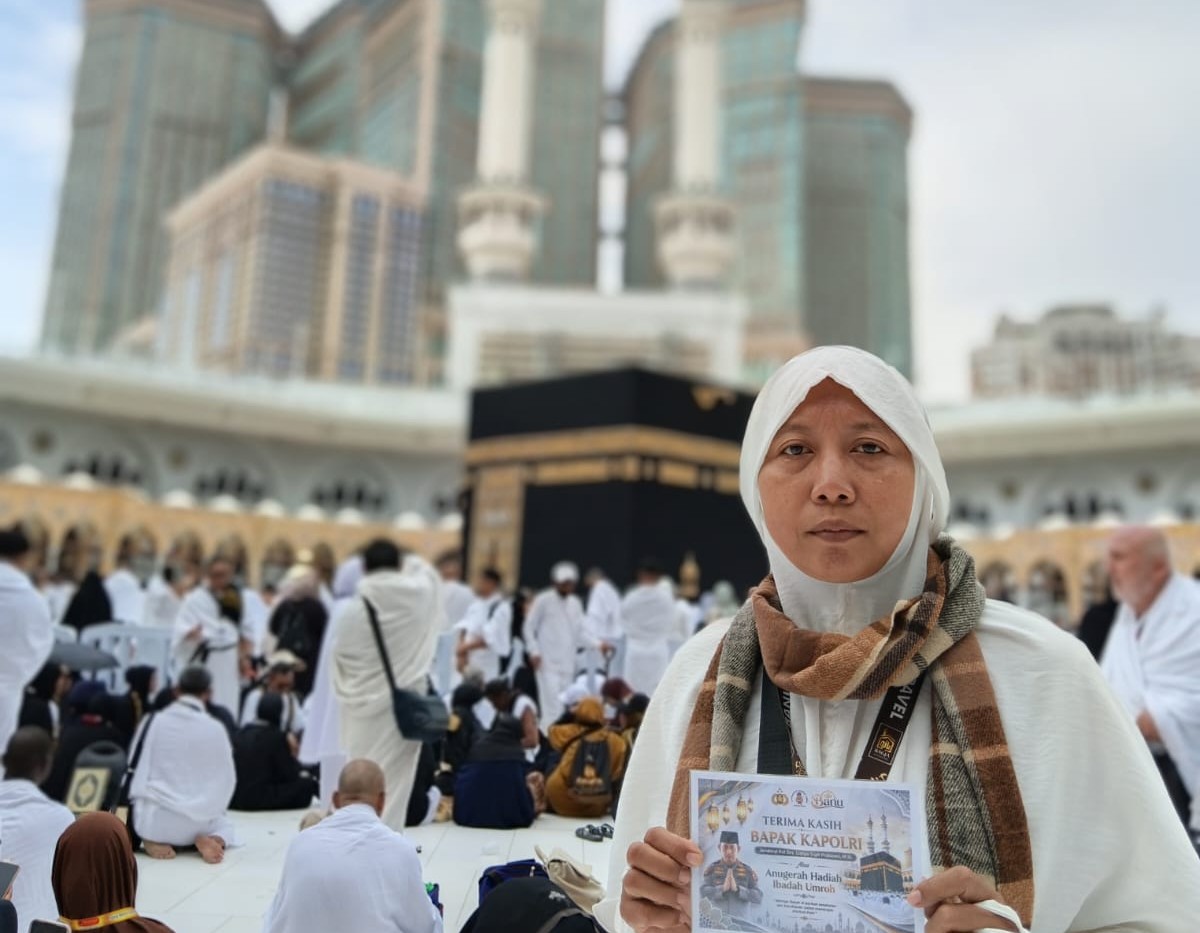 Kisah Haru Ummi, Guru Ngaji yang Diberangkatkan Umrah oleh Kapolri