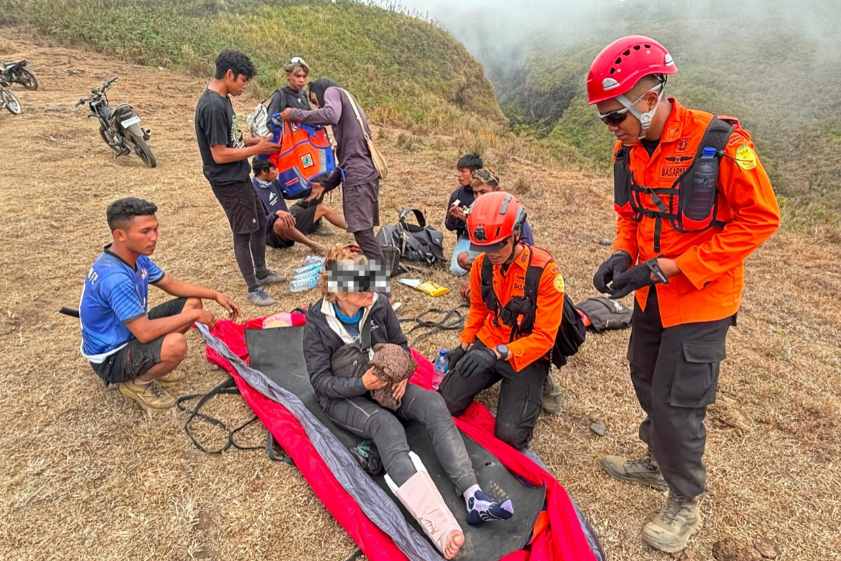 Wisatawan Prancis 61 Tahun Cedera saat Turun Gunung Rinjani, Dievakuasi Tim SAR
