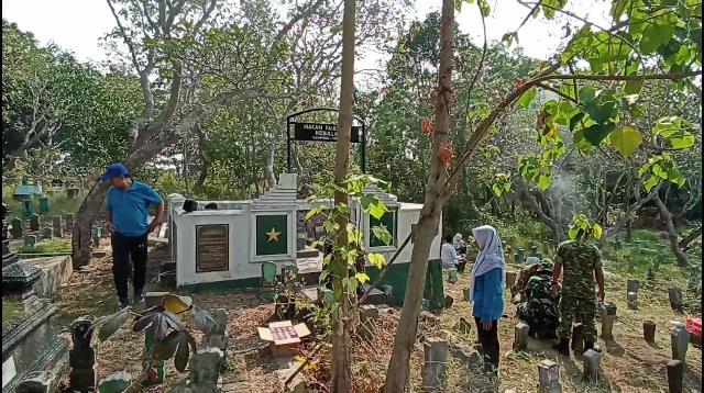 Sambut HUT ke-81 RI, TNI-Polri dan Mahasiswa di Kendal Bersih-bersih Makam Pahlawan