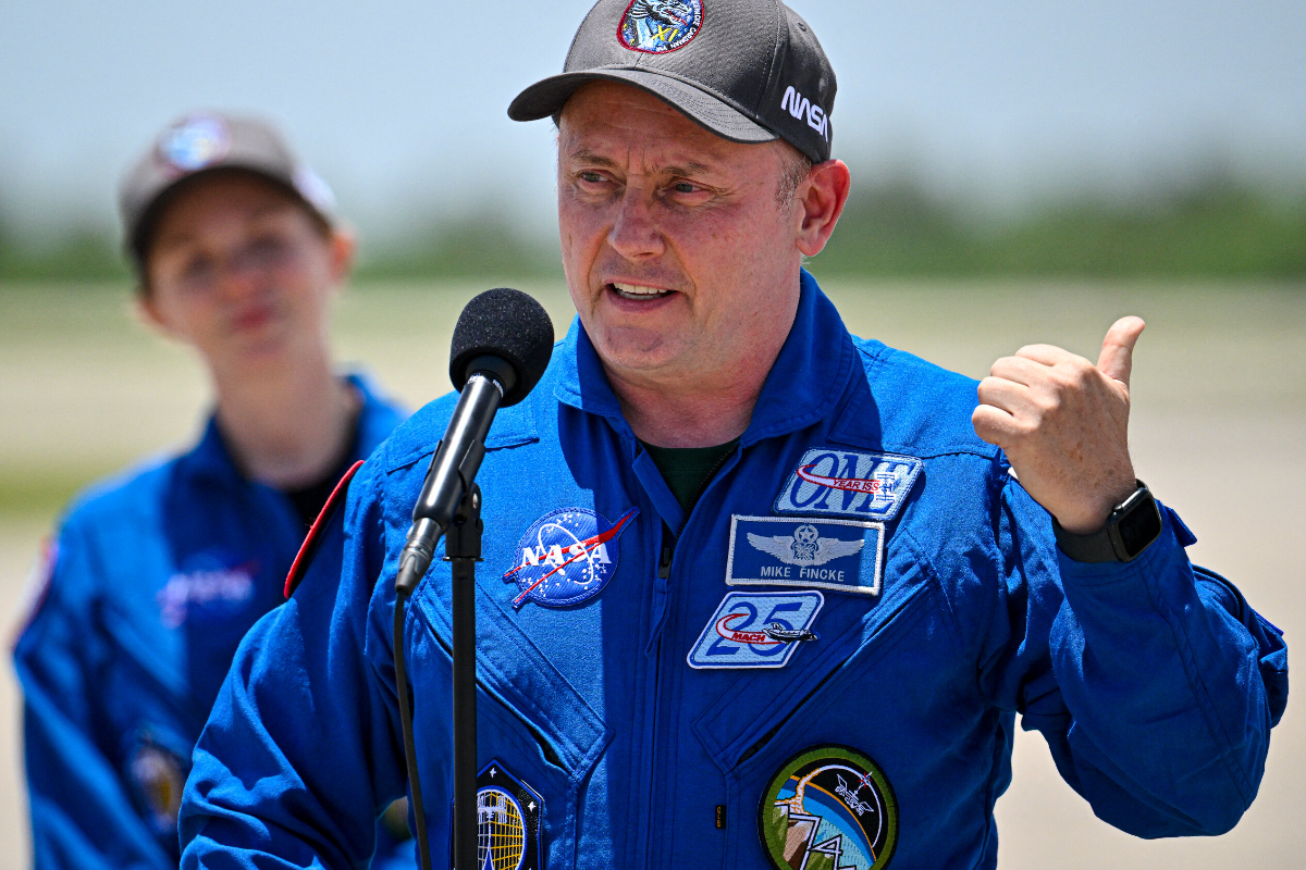 Astronaut NASA Mike Fincke Pensiun Setelah 30 Tahun Mengabdi