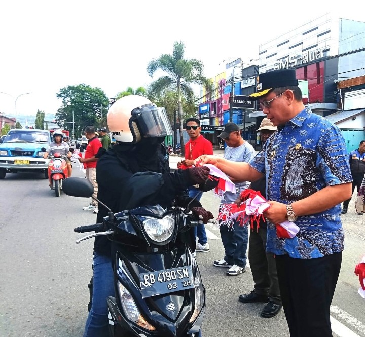 Pemkot Sorong Bagikan Bendera Merah Putih kepada Masyarakat Sambut HUT ke-81 Kemerdekaan RI