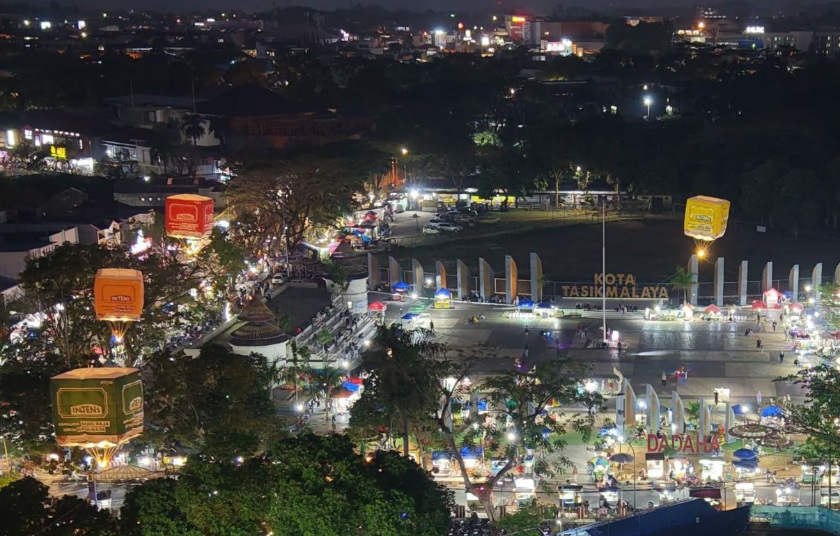 Dari Karawang hingga Surabaya, Balon Raksasa Jadi Perhatian Warga