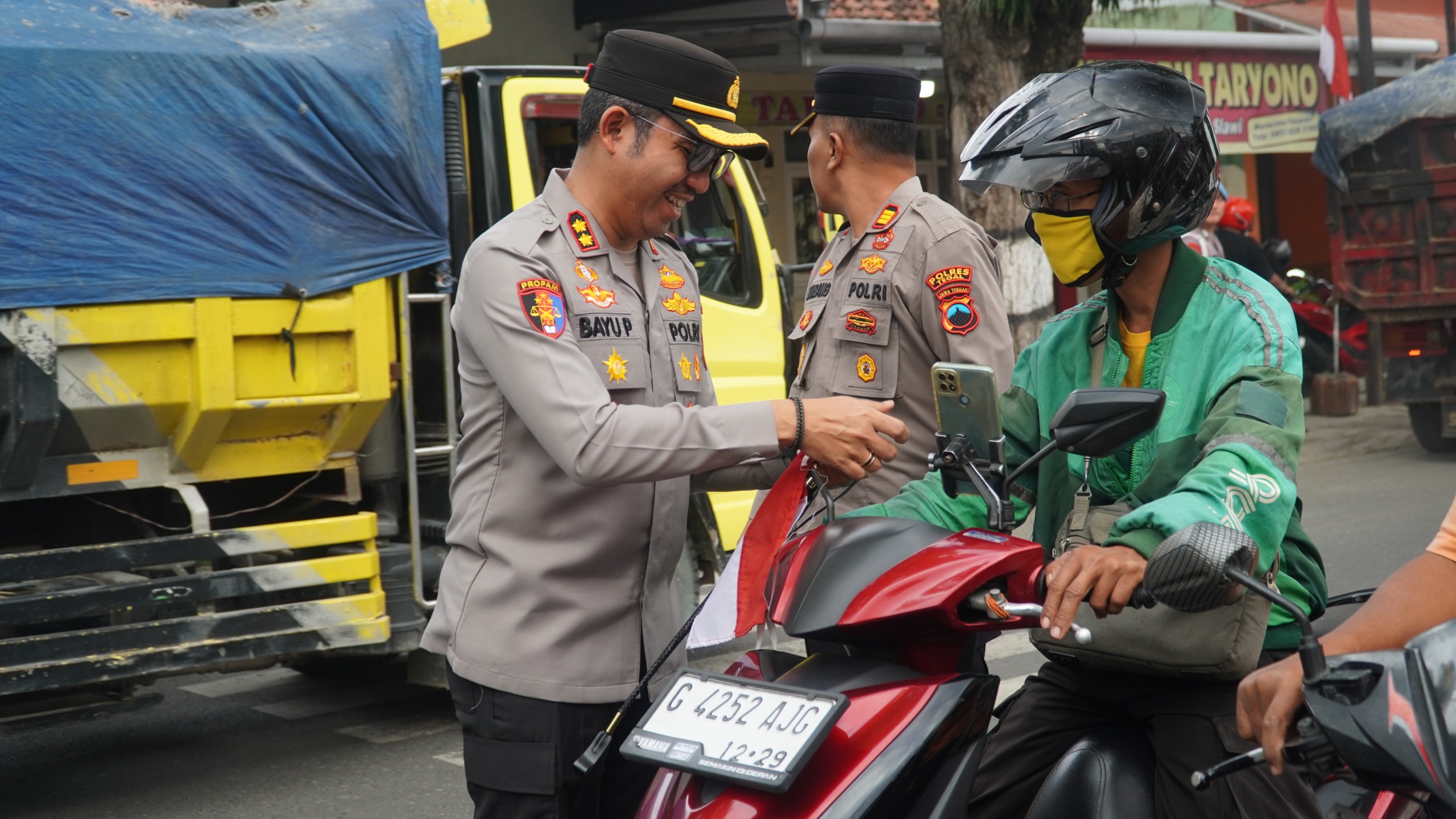 HUT RI ke-81 Polres Tegal Bagikan Bendera Merah kepada Pengguna Jalan