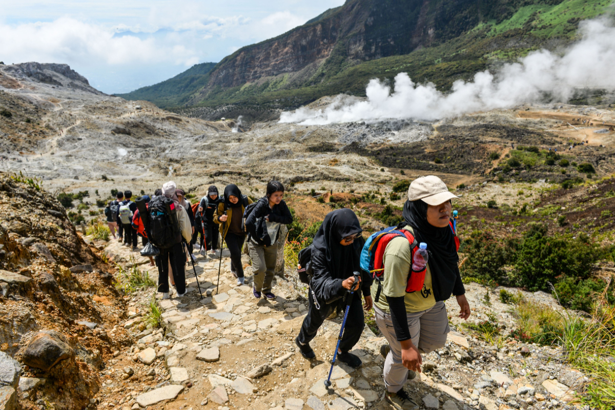 10 Rekomendasi Jalur Trekking untuk Pemula di Jawa Barat