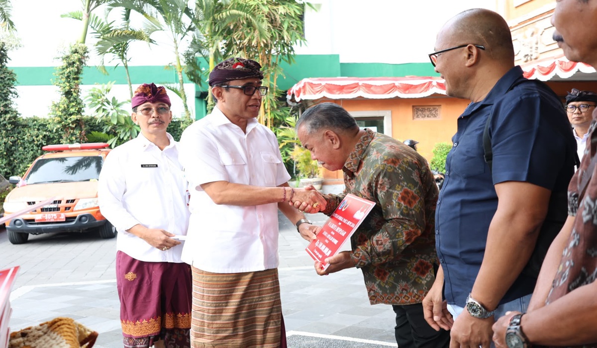 Wali Kota Jaya Negara Serahkan Bantuan Pascabencana kepada 70 Warga Denpasar Terdampak
