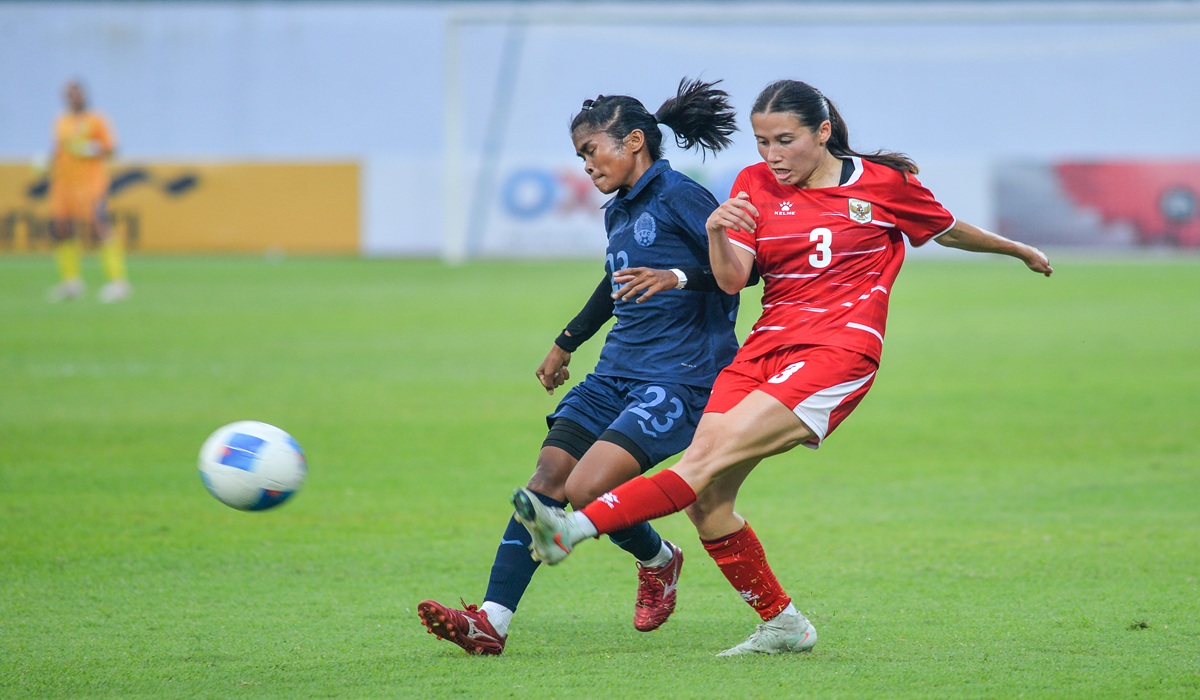 Pesepak bola Timnas Putri Indonesia Isabel Corian Kopp (kanan) berebut bola dengan pesepak bola Timnas Putri Kamboja Voeun Sothan (kiri) dalam pertandingan Garuda Championship Series di Stadion Arcamanik, Bandung, Jawa Barat, Selasa (9/6/2026).