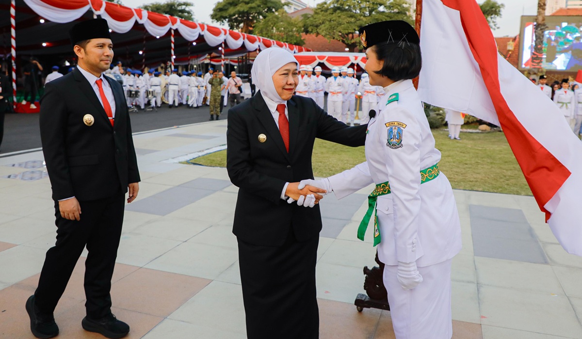 Khofifah Kukuhkan 76 Anggota Paskibraka Jawa Timur 2026 di Grahadi