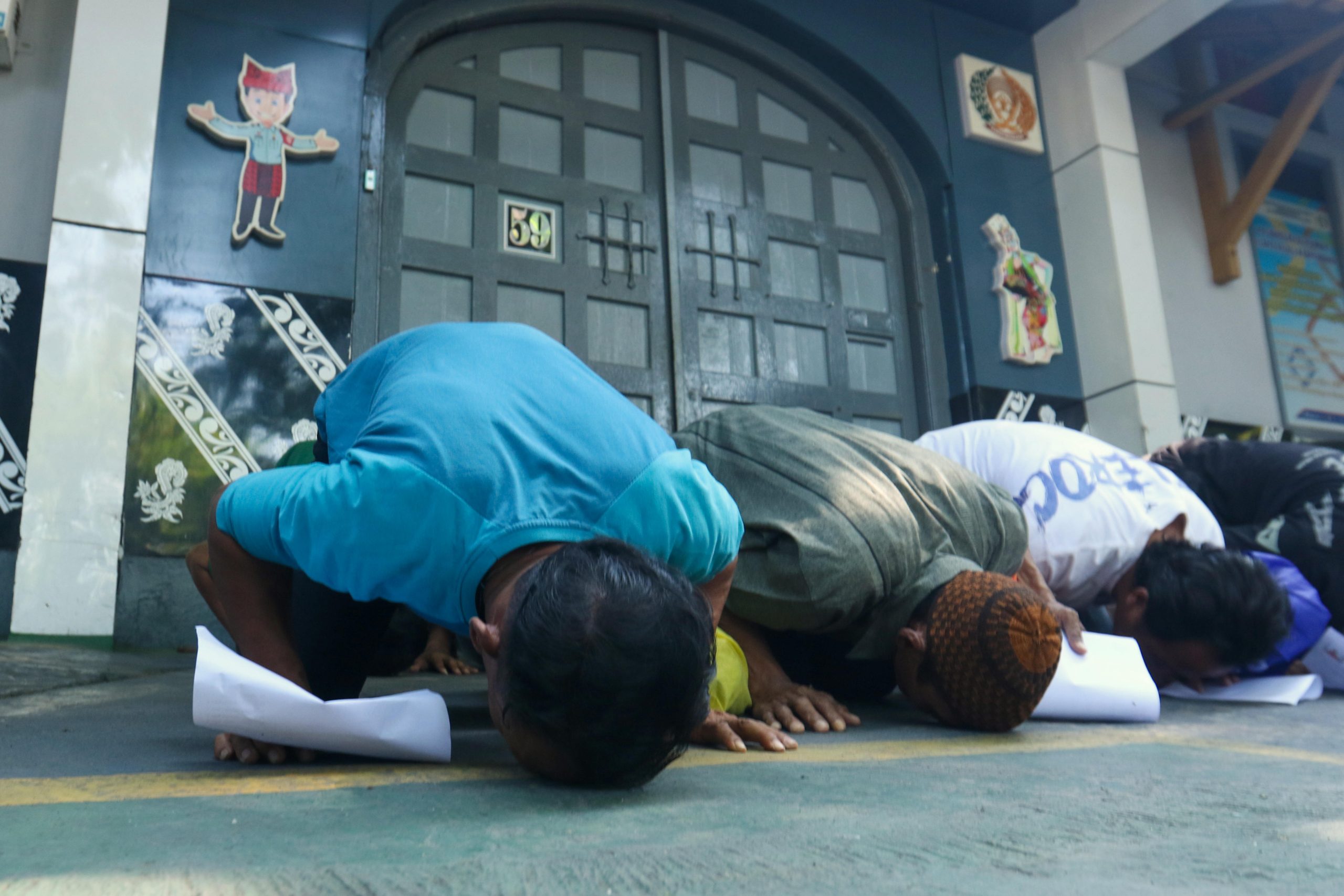 Sejumlah warga binaan yang bebas melakukan sujud syukur di depan Lapas Kelas IIA Banyuwangi, Jawa Timur, Minggu (17/8/2025).