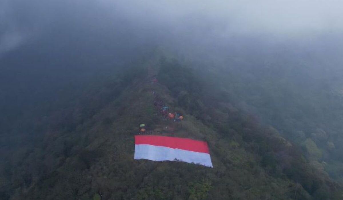 Ratusan Pendaki Bentangkan Bendera Merah Putih Raksasa di Gunung Sangar Bandung
