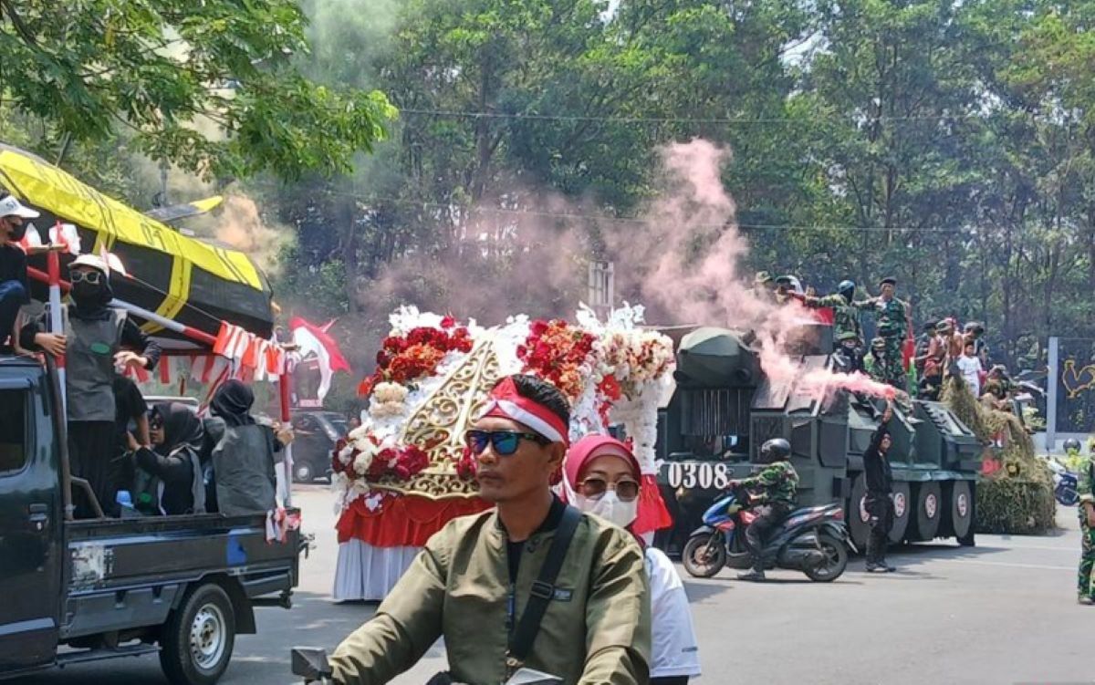 Tradisi Tambah Panjang Bendera Kirab Warga Curug Tangerang Tembus 81 Meter