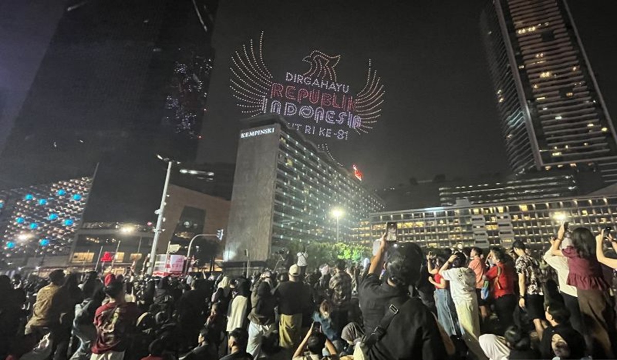 Drone Show Ramaikan Malam Merdeka HUT ke-81 RI di Bundaran HI Jakarta