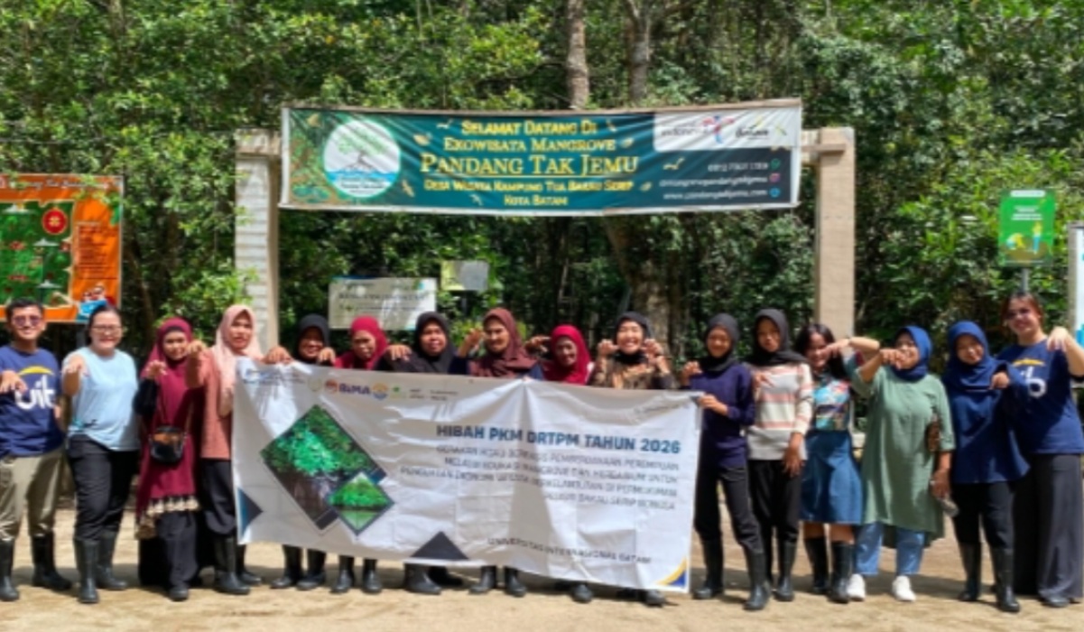 Perempuan Pesisir Batam Dokumentasikan Mangrove lewat Herbarium