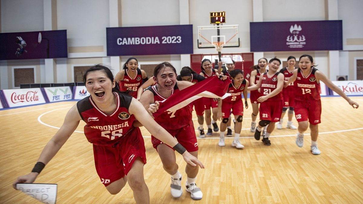 Tim basket putri Indonesia melakukan selebrasi usai mengalahkan tim basket Singapura pada pertandingan Basket 5X5 SEA Games 2023 di Elephant Hall 2, Morodok Techo Indoor Sports Center, Phnom Penh, Kamboja, Sabtu (13/5/2023).