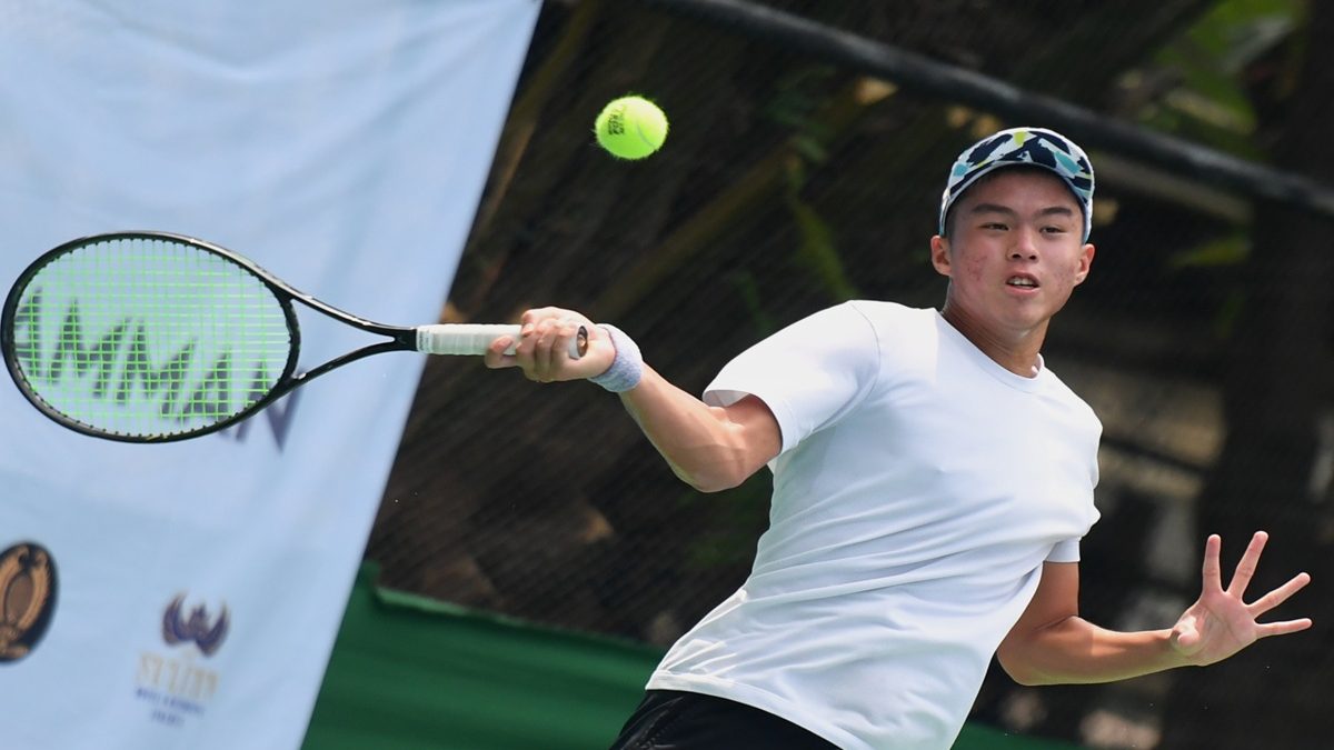 Petenis putra Indonesia Nathan Anthony Barki berusaha mengembalikan bola ke arah petenis India Sesikumar Mukund  babak 32 besar Amman Mineral International Tennis Championship 2022 di lapangan tenis Hotel Sultan, Jakarta, Selasa (9/8/2022).