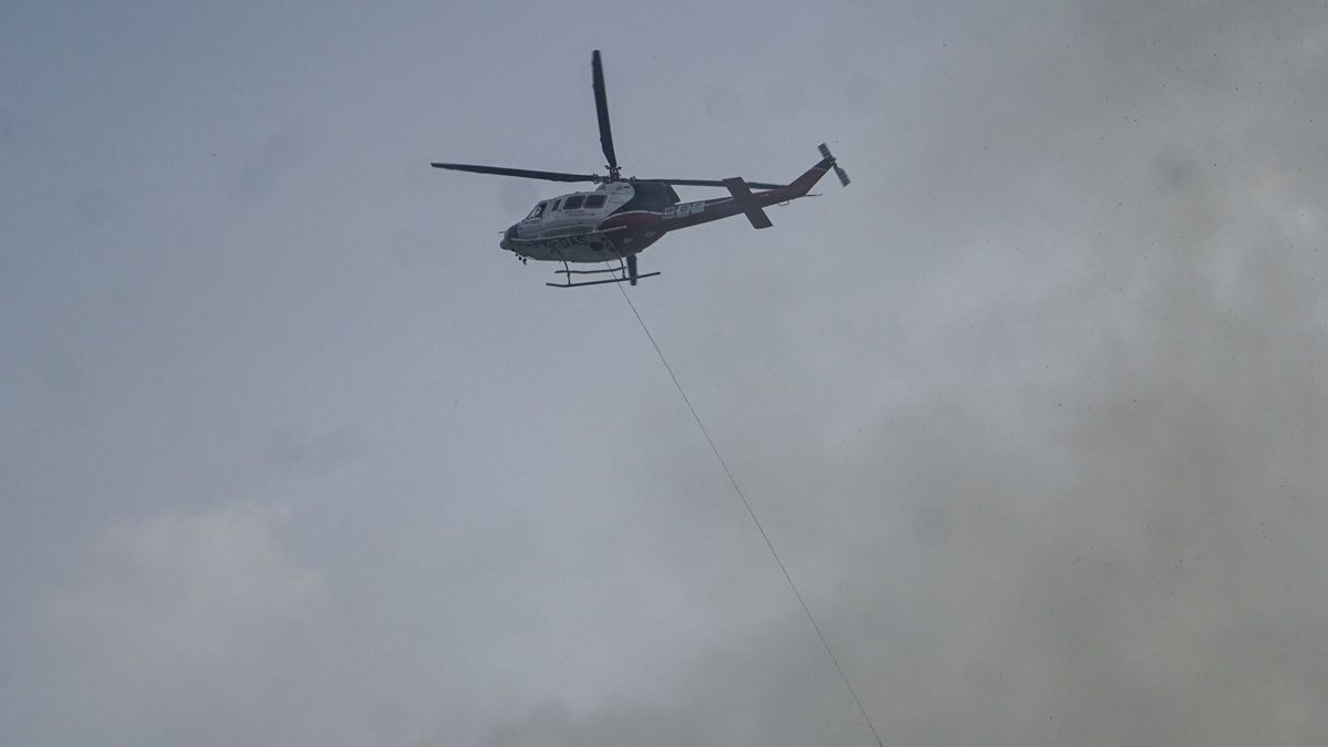 Helikopter melakukan water bombing  saat berupaya memadamkan kebakaran lahan gambut yang terbakar usai Menteri Lingkungan Hidup Mohammad Jumhur Hidayat meninjau  penanganan proses pemadaman kebakaran lahan gambut yang terjadi di Desa Rimbo Panjang, Kecamatan Tambang, Kabupaten Kampar, Riau, Sabtu (22/8/2026). Menteri LH menyebut dalam dua hari terakhir terjadi peningkatan titik panas dan di Indonesia saat ini terdapat 3800 titik panas karhutla yang tersebar di pulau Sumatera dan Kalimantan, namun Pemerintah terus memastikan agar penanganan karhutla berjalan secara optimal dan cepat. ANTARA FOTO/Rony Muharrman