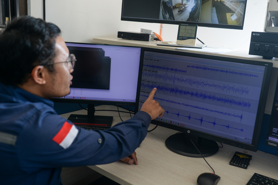 Petugas mengamati aktivitas Gunung Anak Krakatau melalui layar monitor di Pos Pemantau Gunung Anak Krakatau di Pasauran, Kabupaten Serang, Banten, Minggu (12/7/2026).