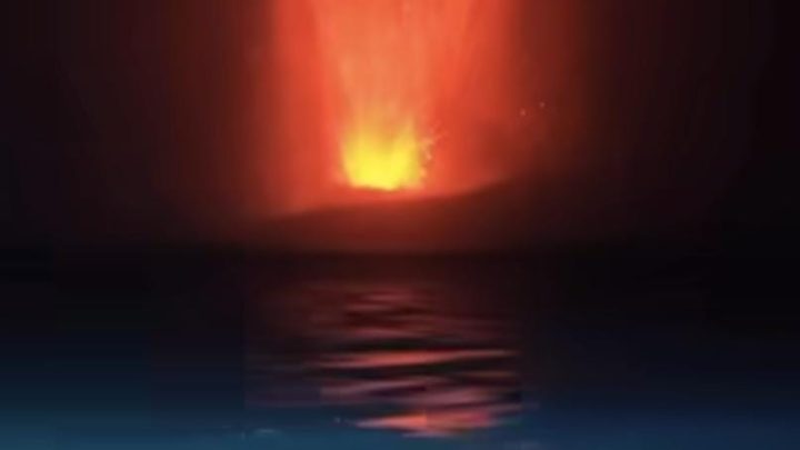 Mengenal Lava Fountain: Fenomena Air Mancur Pijar Gunung Anak Krakatau