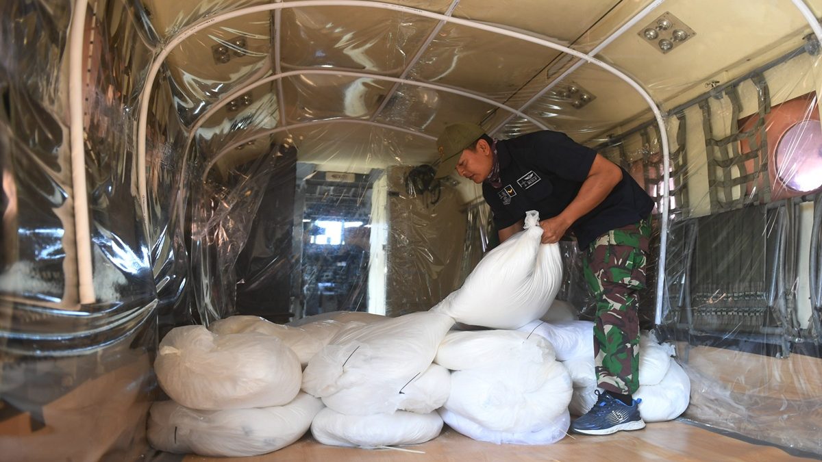 Personel TNI AU memasukkan garam untuk operasi modifikasi cuaca ke dalam pesawat Casa NC-212  di Pangkalan TNI AU Dhomber, Balikpapan, Kalimantan Timur, Sabtu (22/8/2026).