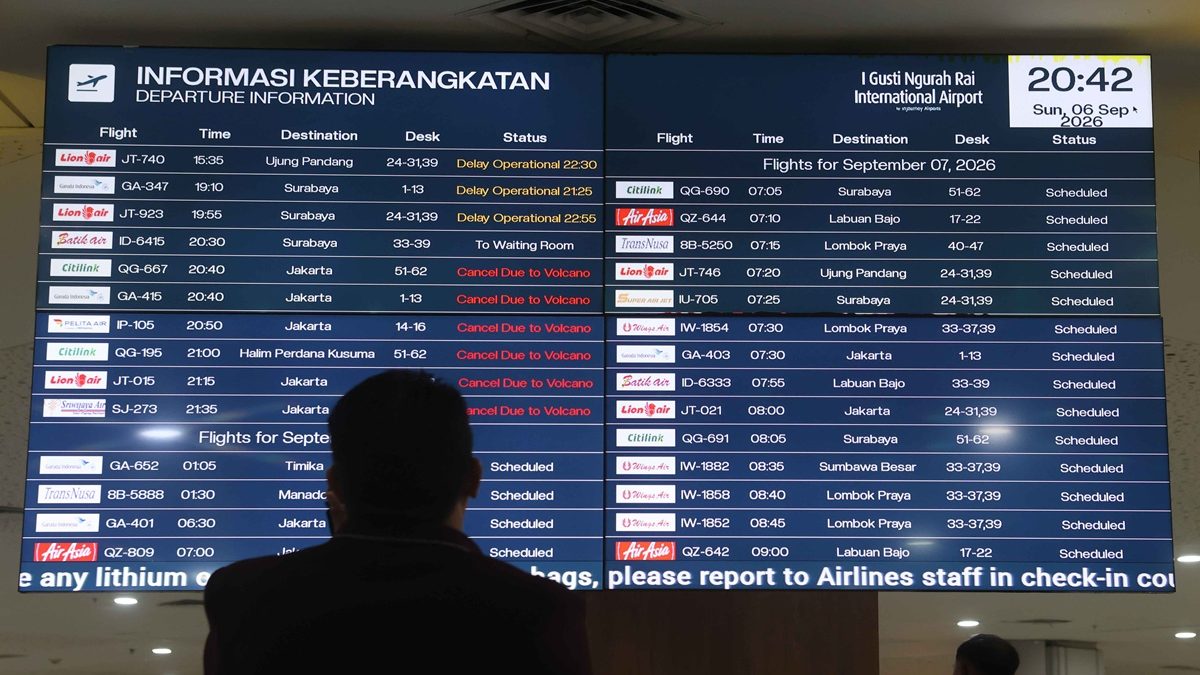 Calon penumpang penerbangan tujuan Jakarta bertahan  area Terminal Domestik Bandara Internasional I Gusti Ngurah Rai, Badung, Bali, Minggu (6/9/2026). Dampak dari erupsi dan peningkatan aktivitas vulkanik Gunung Anak Krakatau, sejumlah penerbangan tujuan Jakarta dari berbagai wilayah di Indonesia mengalami pembatalan dan penyesuaian jadwal demi alasan keselamatan. Pengelola Bandara Bali mencatat hingga Minggu sore terdapat 42 penerbangan yang mengalami pembatalan dan penyesuaian jadwal. MI/RAMDA
