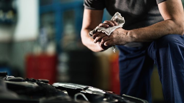 15 Tips Menghilangkan Bekas Oli di Tangan