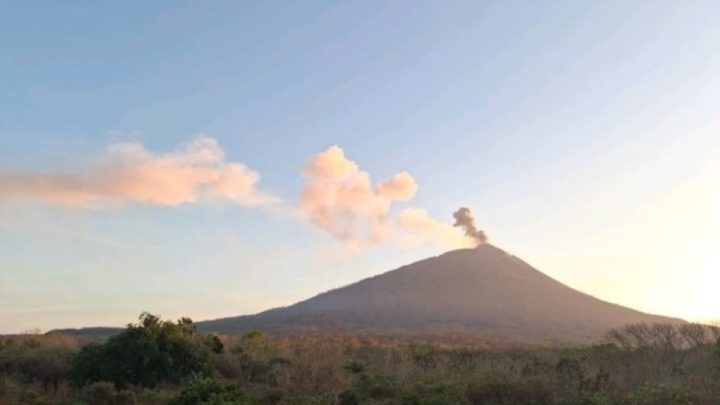 Aktivitas Meningkat, Gunung Ili Lewotolok NTT Alami 442 Letusan dalam 24 Jam