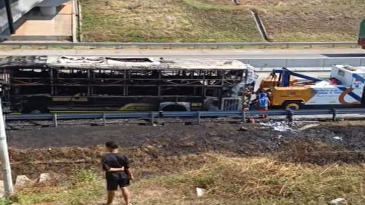 Bus Terbakar di KM 350 Tol Semarang-Batang, Penumpang Selamat