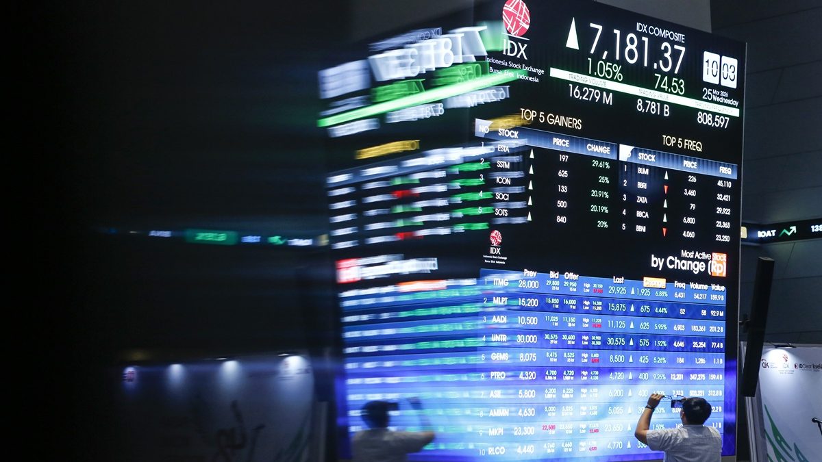 Pengunjung memotret layar yang menampilkan pergerakan Indeks Harga Saham Gabungan (IHSG) di Bursa Efek Indonesia, Jakarta, Rabu (25/3/2026).